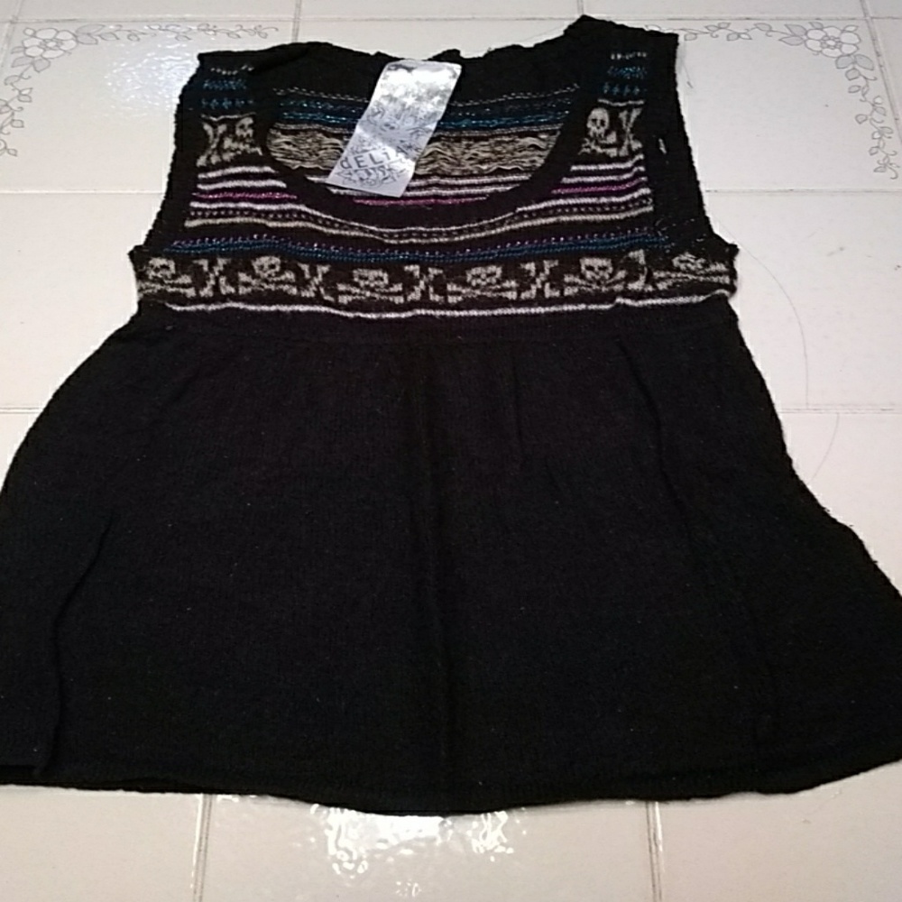 Lightweight knitted tunic.          317